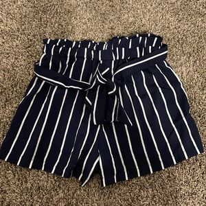 cute dress shorts (size M)